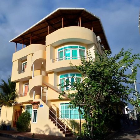 Ariana'S Galapagos Hostal ปูแอร์โตอาโยรา ภายนอก รูปภาพ