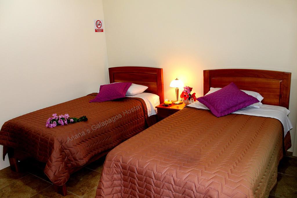 Ariana'S Galapagos Hostal ปูแอร์โตอาโยรา ภายนอก รูปภาพ