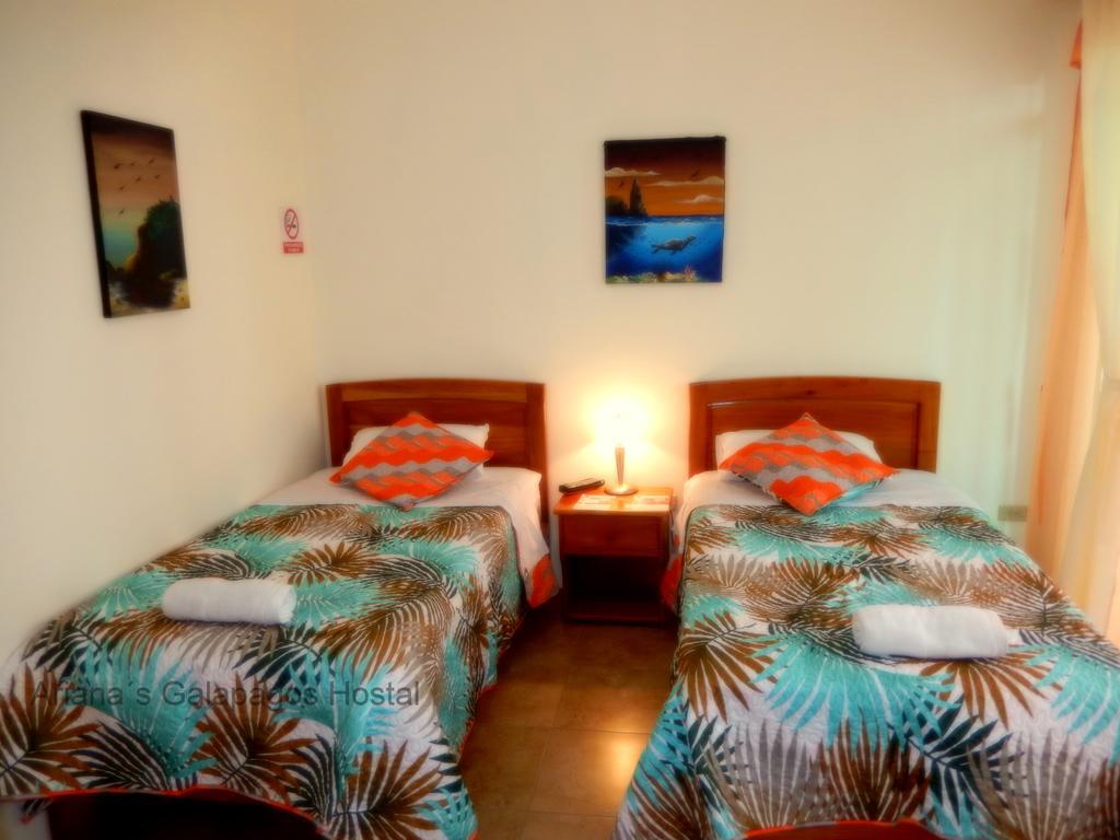 Ariana'S Galapagos Hostal ปูแอร์โตอาโยรา ภายนอก รูปภาพ