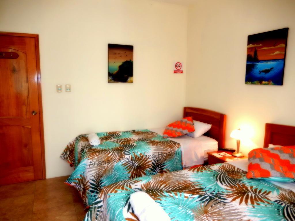 Ariana'S Galapagos Hostal ปูแอร์โตอาโยรา ภายนอก รูปภาพ