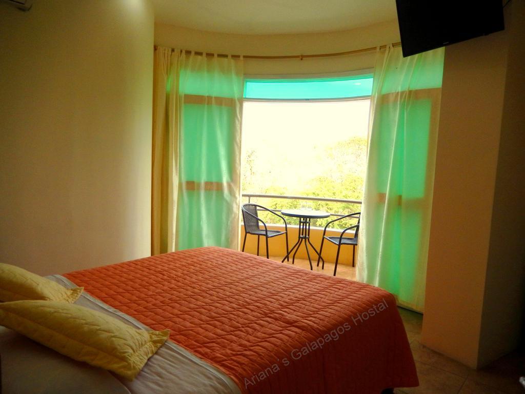 Ariana'S Galapagos Hostal ปูแอร์โตอาโยรา ภายนอก รูปภาพ